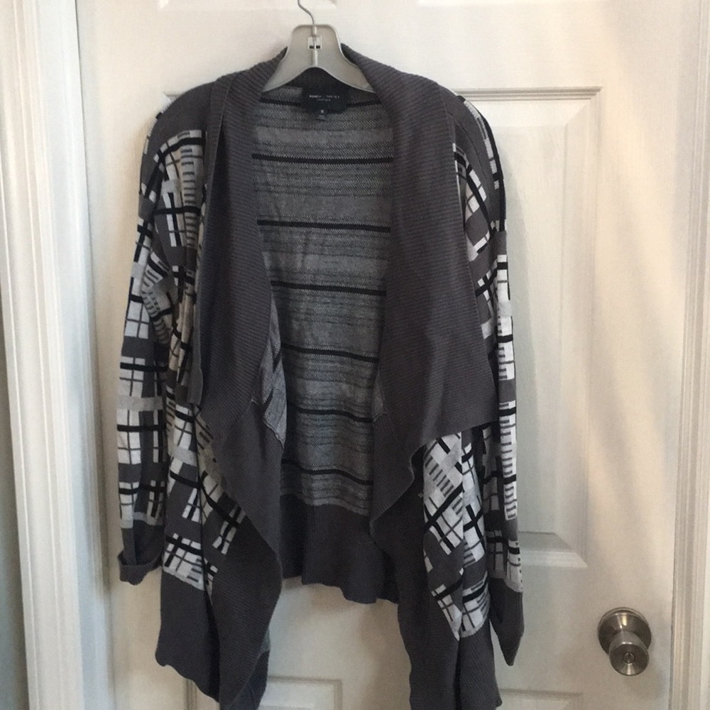 Romeo & Juliet size Medium gray and White Cardigan